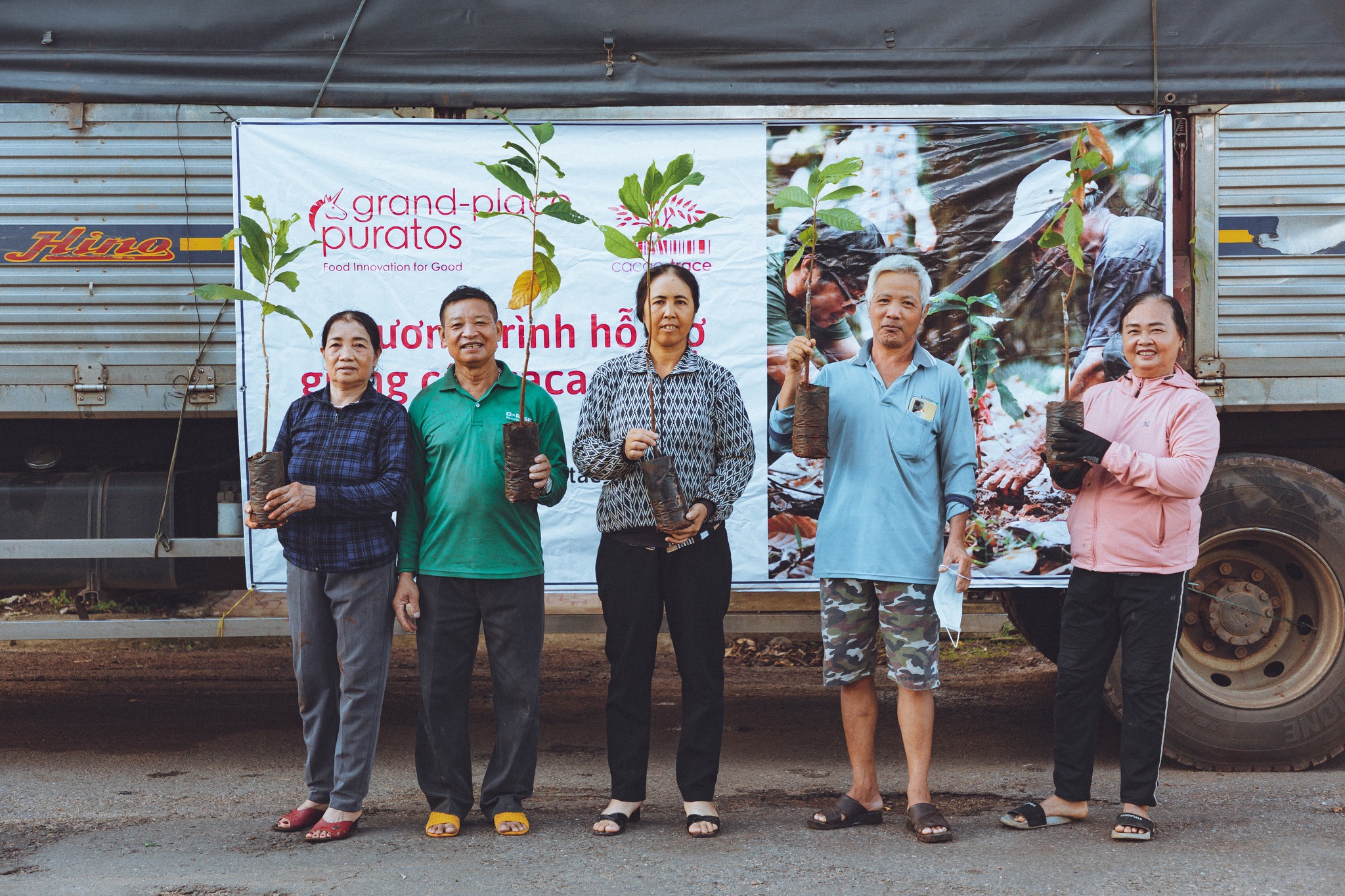 Puratos Grand-Place Vietnam donates 90,000 cocoa seedlings